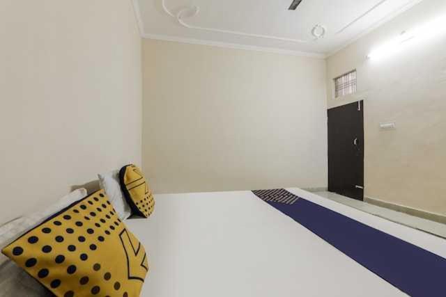 Oyo Hotel Radhe Krishna Marriage Hall 勒克瑙 外观 照片